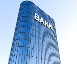 Commodities such as gold, oil, agricultural products and industrial metals offer opportunities to diversify your portfolio and hedge against inflation, but they are also high-risk assets due to price volatility, geopolitical tensions and supply-demand shocks; the key is to invest with a clear strategy, an understanding of the underlying market drivers, and only with capital that does not compromise your financial stability.