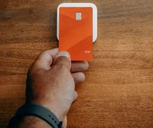 Cryptocurrencies offer high return potential and greater financial freedom through decentralisation, operating in a market that is open 24/7. However, they are a high-risk asset due to extreme volatility and the lack of regulation. The main risks include rapid losses and cybersecurity failures. The key to success is to invest only with a clear strategy and with capital that does not compromise your financial stability.