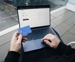 Forex offers opportunities to profit from fluctuations between global currencies in a highly liquid market that trades 24 hours a day, but it is also a high-risk arena due to leverage, sharp volatility and the impact of macroeconomic news; the key is to trade with a clear strategy, strict risk management and only with capital you can afford to lose without affecting your financial stability.