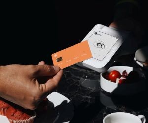 Commodities such as gold, oil, agricultural products and industrial metals offer opportunities to diversify your portfolio and hedge against inflation, but they are also high-risk assets due to price volatility, geopolitical tensions and supply-demand shocks; the key is to invest with a clear strategy, an understanding of the underlying market drivers, and only with capital that does not compromise your financial stability.