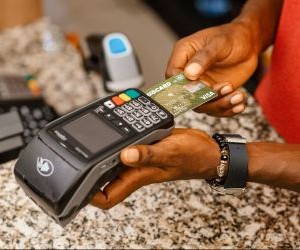 Cryptocurrencies offer high return potential and greater financial freedom through decentralisation, operating in a market that is open 24/7. However, they are a high-risk asset due to extreme volatility and the lack of regulation. The main risks include rapid losses and cybersecurity failures. The key to success is to invest only with a clear strategy and with capital that does not compromise your financial stability.